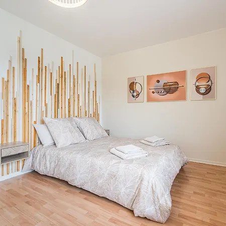 Jessy 20m - 2 Sdb - Balcon - Wifi - Park Couette-café *