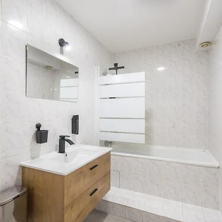 Bed & Breakfast Jessy 20m - 2 Sdb - Balcon - Wifi - Park *